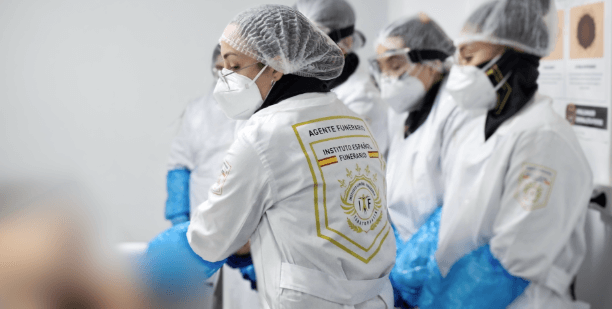 Aula de prácticas del curso de tanatopraxia
